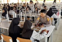 Tak Hanya Taruna, 71 Taruni Akpol Juga Ambil Peran Dampingi Siswa di Sekolah Rakyat Taruni Akademi Kepolisian mendampingi siswa Sekolah Rakyat saat kegiatan MPLS di Kota Semarang. (Dok. Polri)