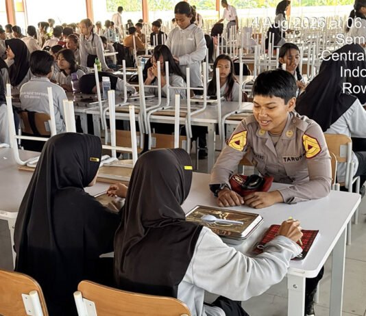 Tak Hanya Taruna, 71 Taruni Akpol Juga Ambil Peran Dampingi Siswa di Sekolah Rakyat Taruni Akademi Kepolisian mendampingi siswa Sekolah Rakyat saat kegiatan MPLS di Kota Semarang. (Dok. Polri)