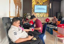 Sambut HUT RI ke-81, Imigrasi Bogor Ajak Masyarakat Donor Darah dan Cek Kesehatan Gratis Masyarakat mengikuti kegiatan donor darah dan cek kesehatan gratis yang digelar Kantor Imigrasi Kelas I Non TPI Bogor dalam rangka HUT RI ke-81. (Dok. Imigrasi Bogor)