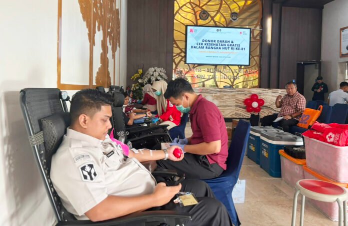 Masyarakat mengikuti kegiatan donor darah dan cek kesehatan gratis yang digelar Kantor Imigrasi Kelas I Non TPI Bogor dalam rangka HUT RI ke-81. (Dok. Imigrasi Bogor)