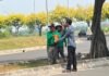 Jumat Berkah BRI Bekasi Harapan Indah, Bagikan Nasi Box untuk Warga dan Pekerja Informal Pemimpin Cabang BRI Bekasi Harapan Indah Fulsun Rachmatullah bersama karyawan membagikan nasi box kepada masyarakat dalam program Jumat Berkah sebagai wujud kepedulian sosial BRI di Kota Bekasi. Foto: Harnas.id