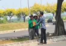 Jumat Berkah BRI Bekasi Harapan Indah, Bagikan Nasi Box untuk Warga dan Pekerja Informal Pemimpin Cabang BRI Bekasi Harapan Indah Fulsun Rachmatullah bersama karyawan membagikan nasi box kepada masyarakat dalam program Jumat Berkah sebagai wujud kepedulian sosial BRI di Kota Bekasi. Foto: Harnas.id