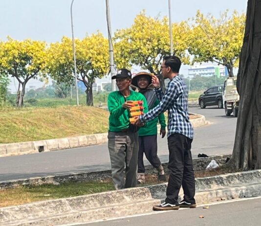 Jumat Berkah BRI Bekasi Harapan Indah, Bagikan Nasi Box untuk Warga dan Pekerja Informal Pemimpin Cabang BRI Bekasi Harapan Indah Fulsun Rachmatullah bersama karyawan membagikan nasi box kepada masyarakat dalam program Jumat Berkah sebagai wujud kepedulian sosial BRI di Kota Bekasi. Foto: Harnas.id