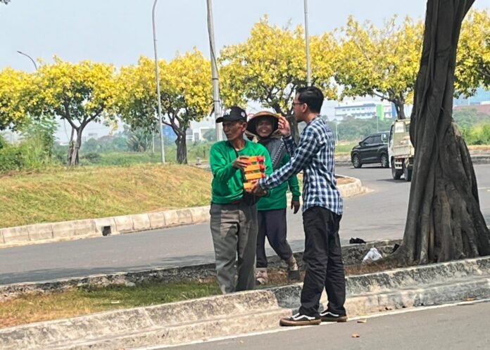BRI Pemimpin Cabang BRI Bekasi Harapan Indah Fulsun Rachmatullah bersama karyawan membagikan nasi box kepada masyarakat dalam program Jumat Berkah sebagai wujud kepedulian sosial BRI di Kota Bekasi. Foto: Harnas.id