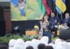 Wamen Stella Ingatkan Maba ITS, Jangan Terlena AI: Kampus Tetap Punya Peran yang Tak Bisa Digantikan Wakil Menteri Diktisaintek Stella Christie menyampaikan materi kepada mahasiswa baru ITS dalam kegiatan PKKMB 2026 di Surabaya. (Dok. Humas ITS)