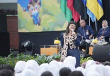 Wamen Stella Ingatkan Maba ITS, Jangan Terlena AI: Kampus Tetap Punya Peran yang Tak Bisa Digantikan Wakil Menteri Diktisaintek Stella Christie menyampaikan materi kepada mahasiswa baru ITS dalam kegiatan PKKMB 2026 di Surabaya. (Dok. Humas ITS)