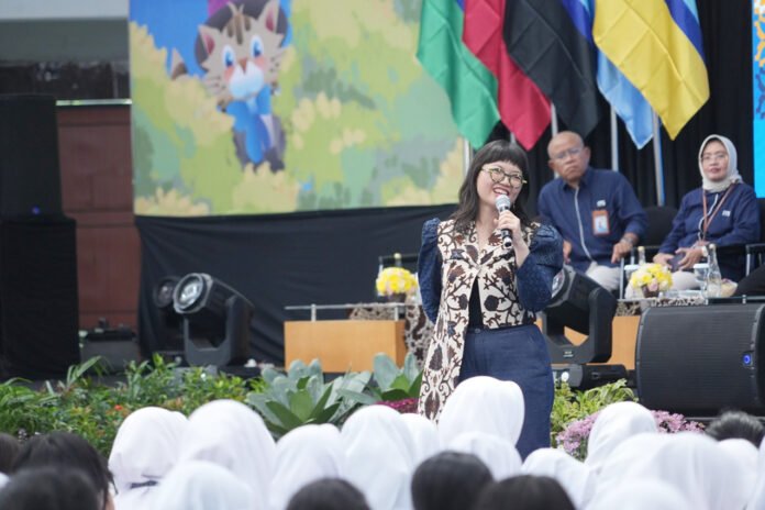 Wakil Menteri Diktisaintek Stella Christie menyampaikan materi kepada mahasiswa baru ITS dalam kegiatan PKKMB 2026 di Surabaya. (Dok. Humas ITS)