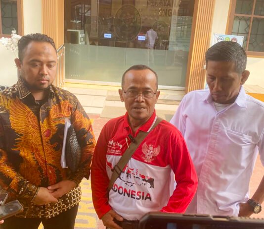 Sidang Sengketa Lahan di PN Bogor Berlanjut, Ahli Waris Beberkan Dasar Klaim Kepemilikan Ahli waris dan kuasa hukum memberikan keterangan kepada awak media usai persidangan sengketa lahan di PN Bogor. (Dok. Istimewa)