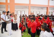 Gubernur Sherly Datangi Sekolah Rakyat di Halmahera Barat, Titip Pesan Pendidikan Jadi Jalan Mengisi Kemerdekaan Gubernur Maluku Utara Sherly Tjoanda Laos memberikan motivasi kepada siswa saat MPLS di Sekolah Rakyat Terintegrasi 3 Halmahera Barat. (Dok. Istimewa)