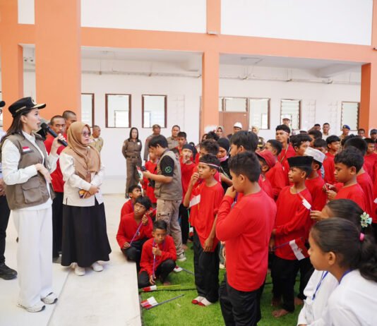 Gubernur Sherly Datangi Sekolah Rakyat di Halmahera Barat, Titip Pesan Pendidikan Jadi Jalan Mengisi Kemerdekaan Gubernur Maluku Utara Sherly Tjoanda Laos memberikan motivasi kepada siswa saat MPLS di Sekolah Rakyat Terintegrasi 3 Halmahera Barat. (Dok. Istimewa)