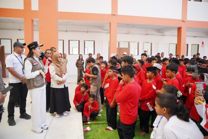 Gubernur Maluku Utara Sherly Tjoanda Laos memberikan motivasi kepada siswa saat MPLS di Sekolah Rakyat Terintegrasi 3 Halmahera Barat. (Dok. Istimewa)