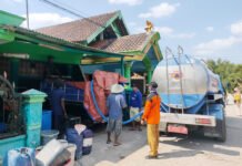 Musim Kemarau Makin Terasa, BNPB Catat Kekeringan Meluas dan Kebakaran Lahan di Sejumlah Daerah Petugas BPBD mendistribusikan air bersih kepada warga terdampak kekeringan saat musim kemarau. (Dok. BNPB)