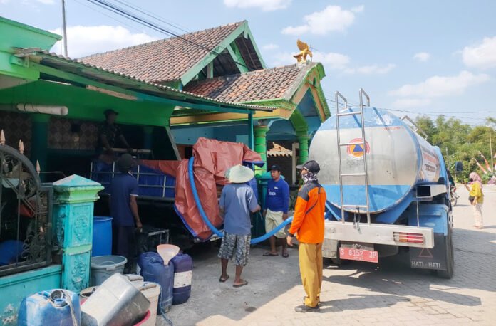 Petugas BPBD mendistribusikan air bersih kepada warga terdampak kekeringan saat musim kemarau. (Dok. BNPB) Petugas BPBD mendistribusikan air bersih kepada warga terdampak kekeringan saat musim kemarau. (Dok. BNPB)