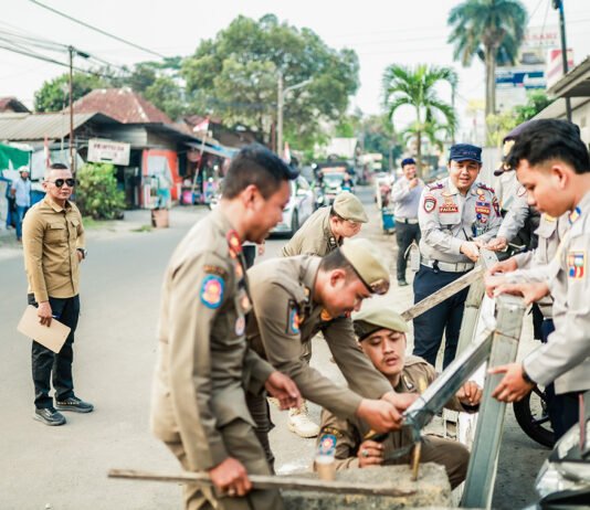 Pemkot Bogor Sisir Parkir Mayor Oking dan Alun-Alun, Motor Masih Mangkal di Trotoar Wakil Wali Kota Bogor Jenal Mutaqin meninjau kondisi parkir di kawasan Jalan Mayor Oking dan Alun-Alun Kota Bogor. Foto: Pemkot Bogor