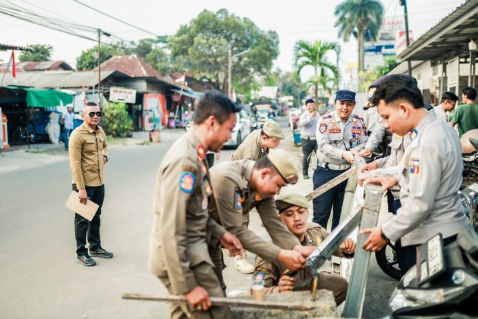 Wakil Wali Kota Bogor Jenal Mutaqin meninjau kondisi parkir di kawasan Jalan Mayor Oking dan Alun-Alun Kota Bogor. Foto: Pemkot Bogor