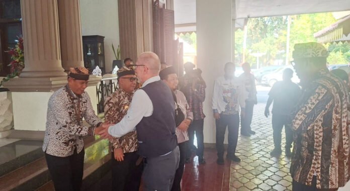 Tim Asesor UNESCO dalam rangkaian revalidasi Ijen UNESCO Global Geopark di Kabupaten Bondowoso. Foto: Istimewa