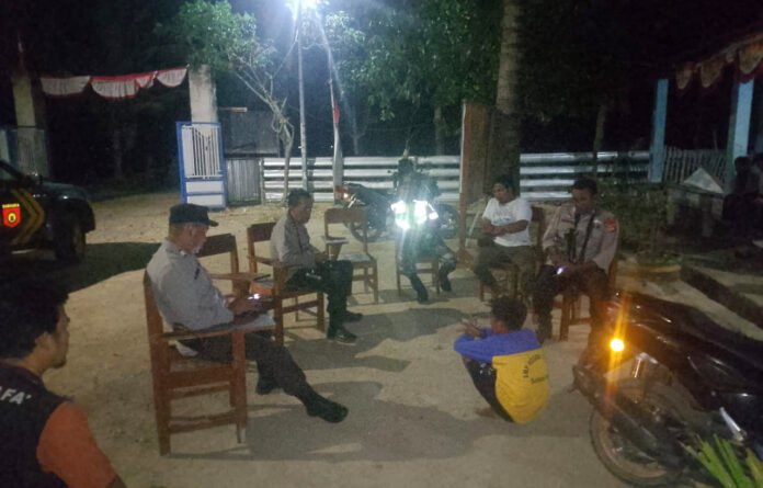 Polisi Menangani Pelemparan Gerbang Ponpes Al Wafa di Bima. Foto: Polsek Woha