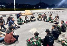 Bentrokan Warga Nunu-Tatura Selatan di Palu, 3 Orang Luka dan Sejumlah Rumah Rusak Aparat Kepolisian Mengamankan Lokasi Pascabentrokan Warga di Palu. Foto: Polda Sulteng