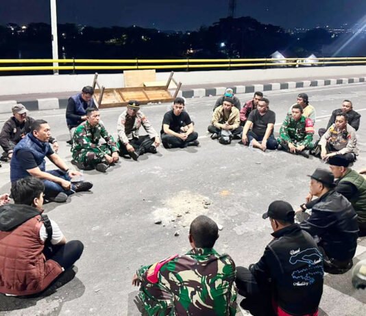 Bentrokan Warga Nunu-Tatura Selatan di Palu, 3 Orang Luka dan Sejumlah Rumah Rusak Aparat Kepolisian Mengamankan Lokasi Pascabentrokan Warga di Palu. Foto: Polda Sulteng