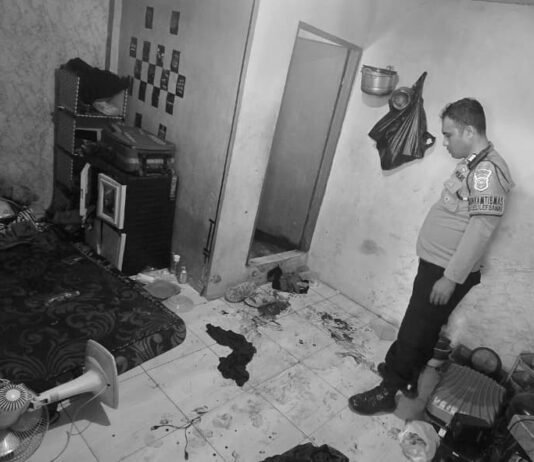 Pesta Miras Berujung Maut di Halmahera Tengah, Satu Orang Tewas Ditusuk Polisi Melakukan Penanganan di Lokasi Kejadian di Halmahera Tengah. Foto: Ist