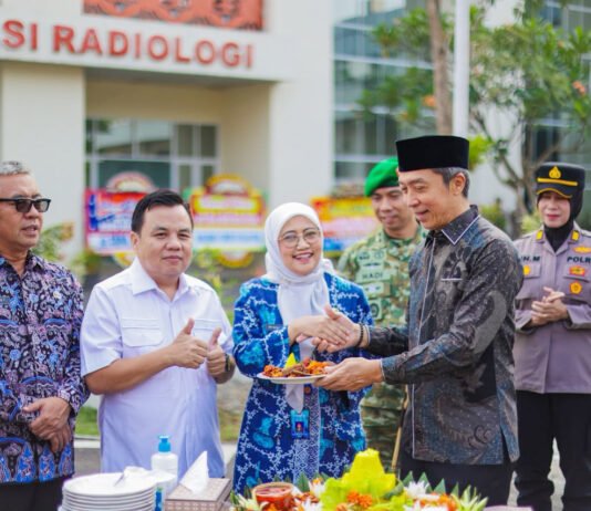 HUT ke-12 RSUD Kota Bogor, Dedie Rachim Minta Pelayanan Makin Profesional Wali Kota Bogor Dedie Rachim saat menghadiri peringatan HUT ke-12 RSUD Kota Bogor. Foto: Pemkot Bogor