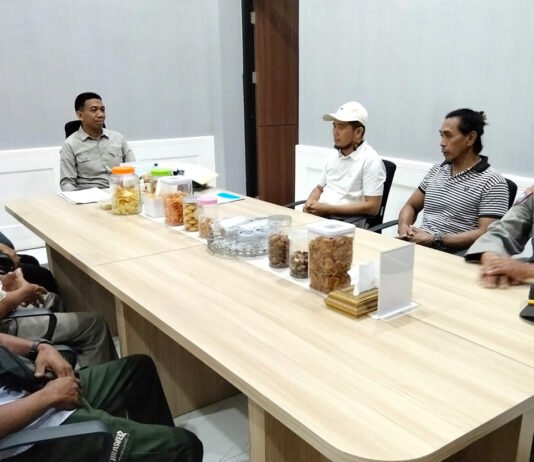 Petani Sawit Tolitoli Datangi Kantor Gubernur Sulteng, Pertanyakan Kontribusi Perusahaan dan Pengelolaan Hutan Forum Petani Sawit Tolitoli menyampaikan aspirasi di Kantor Gubernur Sulawesi Tengah, Jumat (7/8/2026). Foto: Istimewa