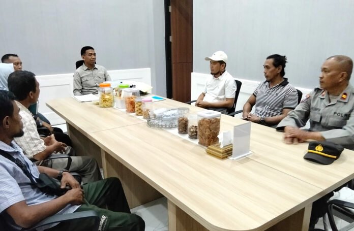 Forum Petani Sawit Tolitoli menyampaikan aspirasi di Kantor Gubernur Sulawesi Tengah, Jumat (7/8/2026). Foto: Istimewa Forum Petani Sawit Tolitoli menyampaikan aspirasi di Kantor Gubernur Sulawesi Tengah, Jumat (7/8/2026). Foto: Istimewa