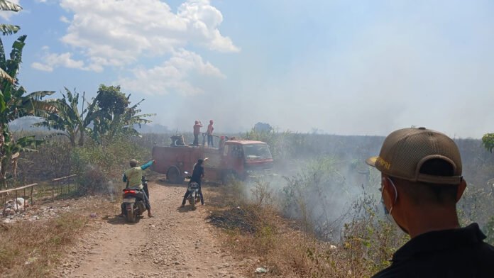 Petugas memadamkan kebakaran di lahan perkebunan tebu Pabrik Gula Takalar, Jumat (7/8/2026). Foto: Ist Petugas memadamkan kebakaran di lahan perkebunan tebu Pabrik Gula Takalar, Jumat (7/8/2026). Foto: Ist