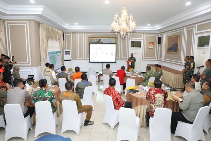 Kepala BNPB Suharyanto saat memimpin rapat koordinasi penanganan karhutla bersama jajaran pemerintah daerah dan Forkopimda Kalimantan Barat di Lanud Supadio, Kubu Raya, Kamis (6/8/2026). Foto: BNPB