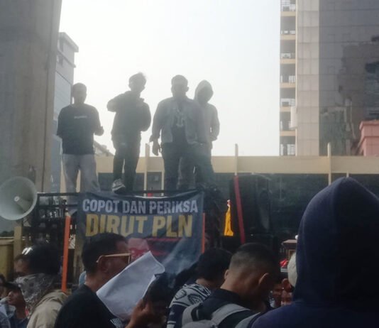 Pemadaman Bergilir di Kalimantan dan Sumatera Dipersoalkan, Aliansi Pemuda Desak Dirut PLN Diperiksa Aliansi Pemuda Kalimantan dan Sumatera menyampaikan aspirasi terkait pemadaman listrik di depan Kantor PLN, Kebayoran Baru, Jakarta Selatan, Jumat (7/8/2026). Foto: Istimewa