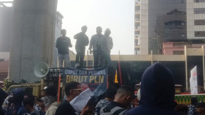 Aliansi Pemuda Kalimantan dan Sumatera menyampaikan aspirasi terkait pemadaman listrik di depan Kantor PLN, Kebayoran Baru, Jakarta Selatan, Jumat (7/8/2026). Foto: Istimewa
