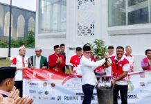 FMP 2026 Tak Cuma Kibarkan Merah Putih, Ada Wakaf Pohon Alpukat untuk Rumah Ibadah di Bogor Penanaman perdana pohon alpukat dalam program wakaf pohon FMP 2026 di Masjid Agung Kota Bogor, Sabtu (8/8/2026). Foto: FMP