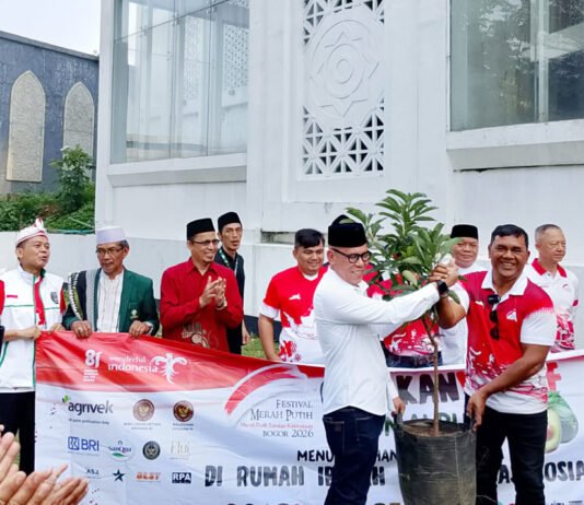 FMP 2026 Tak Cuma Kibarkan Merah Putih, Ada Wakaf Pohon Alpukat untuk Rumah Ibadah di Bogor Penanaman perdana pohon alpukat dalam program wakaf pohon FMP 2026 di Masjid Agung Kota Bogor, Sabtu (8/8/2026). Foto: FMP