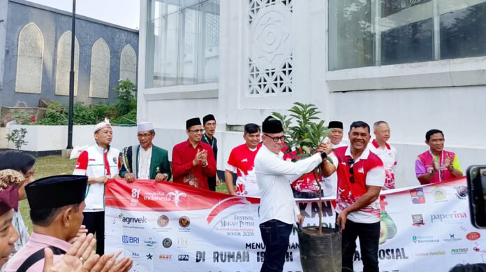 Penanaman perdana pohon alpukat dalam program wakaf pohon FMP 2026 di Masjid Agung Kota Bogor, Sabtu (8/8/2026). Foto: FMP