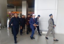 Jokowi Tiba di Juanda, Lanjutkan Agenda Kunjungan ke Surabaya Bersama Kaesang Joko Widodo tiba di Bandara Internasional Juanda Surabaya dalam agenda kunjungan di Jawa Timur. Foto: Harnas.id