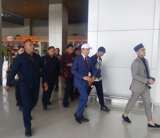 Jokowi Tiba di Juanda, Lanjutkan Agenda Kunjungan ke Surabaya Bersama Kaesang Joko Widodo tiba di Bandara Internasional Juanda Surabaya dalam agenda kunjungan di Jawa Timur. Foto: Harnas.id