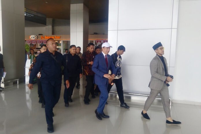 Joko Widodo tiba di Bandara Internasional Juanda Surabaya dalam agenda kunjungan di Jawa Timur. Foto: Harnas.id Joko Widodo tiba di Bandara Internasional Juanda Surabaya dalam agenda kunjungan di Jawa Timur. Foto: Harnas.id