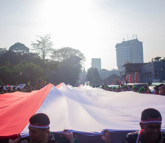 Bukan Sekadar Kirab, 500 Meter Merah Putih Warnai Jalanan Kota Bogor di FMP ke-11 Kirab Lima Bendera Merah Putih Sepanjang 500 Meter Meramaikan FMP ke-11 di Kota Bogor. Foto: Pemkot Bogor