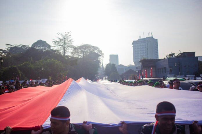 Kirab Lima Bendera Merah Putih Sepanjang 500 Meter Meramaikan FMP ke-11 di Kota Bogor. Foto: Pemkot Bogor Kirab Lima Bendera Merah Putih Sepanjang 500 Meter Meramaikan FMP ke-11 di Kota Bogor. Foto: Pemkot Bogor