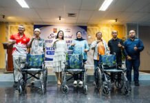 38 Warga Bogor Terima Kursi Roda, Pemkot Sebut Bantuan Harus Kembali ke Rakyat Wakil Wali Kota Bogor Jenal Mutaqin Menyerahkan Bantuan Kursi Roda kepada Warga di Gedung DPRD Kota Bogor. Foto: Pemkot Bogor