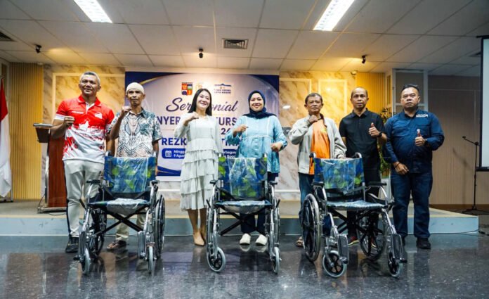 Wakil Wali Kota Bogor Jenal Mutaqin Menyerahkan Bantuan Kursi Roda kepada Warga di Gedung DPRD Kota Bogor. Foto: Pemkot Bogor Wakil Wali Kota Bogor Jenal Mutaqin Menyerahkan Bantuan Kursi Roda kepada Warga di Gedung DPRD Kota Bogor. Foto: Pemkot Bogor