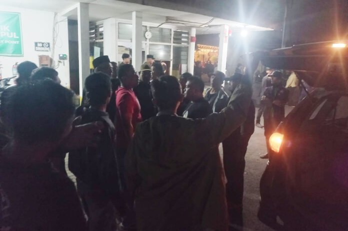 Polisi Menangani Perselisihan Antarormas di Kawasan Dusun Menyanggong, Sidoarjo. Foto: Polri