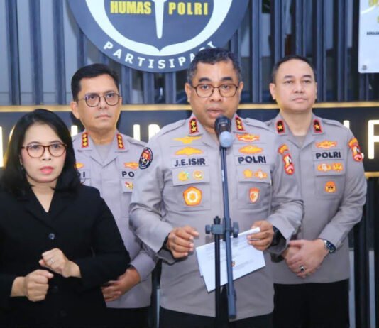 SuperApp Polri Satukan Layanan Kepolisian, Aduan Warga Bisa Diteruskan hingga Polsek Kadivhumas Polri Irjen Pol. Johnny Edison Isir menyampaikan keterangan terkait penguatan layanan digital Polri. Foto: Humas Polri