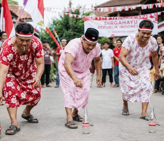 Fatwa Haram Pria Berdaster, Oleh: Wahyu Muryadi Ilustrasi Lomba Agustusan dengan Peserta Pria Mengenakan Daster. Foto: AI Gpt