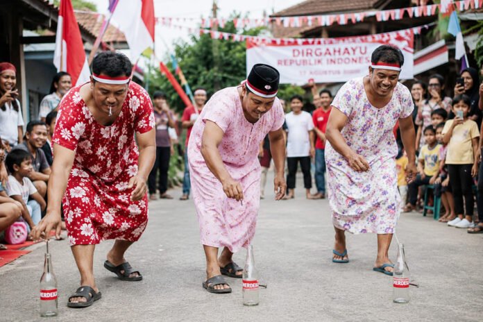 Ilustrasi Lomba Agustusan dengan Peserta Pria Mengenakan Daster. Foto: AI Gpt