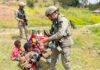 Patroli Damai Cartenz di Ilaga Tak Cuma Jaga Keamanan, Anak-anak Ikut Disapa Personel Satgas Damai Cartenz Berinteraksi dengan Warga dan Anak-anak di Ilaga. Foto: Satgas Cartenz