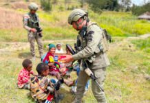 Patroli Damai Cartenz di Ilaga Tak Cuma Jaga Keamanan, Anak-anak Ikut Disapa Personel Satgas Damai Cartenz Berinteraksi dengan Warga dan Anak-anak di Ilaga. Foto: Satgas Cartenz