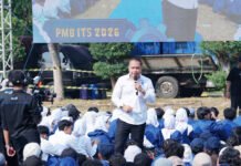 7.269 Maba ITS Dikukuhkan, Cak Eri Titip Estafet Kepemimpinan Indonesia Wali Kota Surabaya Dr Eri Cahyadi ST MT menyerukan pada maba ITS untuk bisa meneruskan estafet kepemimpinan strategis yang membawa kemajuan Indonesia. Foto: Humas ITS