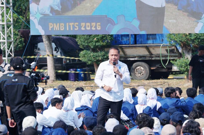 Wali Kota Surabaya Dr Eri Cahyadi ST MT menyerukan pada maba ITS untuk bisa meneruskan estafet kepemimpinan strategis yang membawa kemajuan Indonesia. Foto: Humas ITS