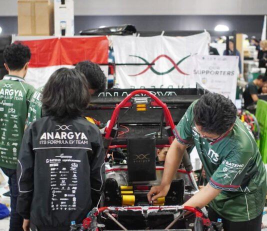 Anargya ITS Bawa Pulang Tiga Gelar dari FSAE Japan 2026, Mark 6.0 Tampil Menonjol Tim Anargya ITS ketika mempersiapkan mobil andalannya Mark 6.0 sebelum perlombaan dimulai. Foto: Humas ITS